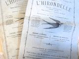 deux livres posés sur une table