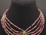 Collier composé de perles de tourmaline rose, avec un fermoir en or 14 carats