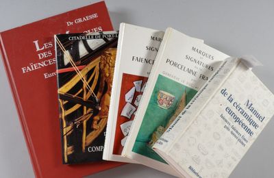 trois livres sont empilés sur une table