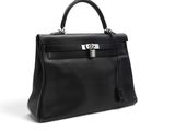 un sac à main en cuir noir sur fond blanc