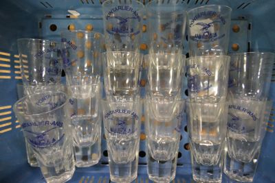 tout un tas de verres posés sur une étagère