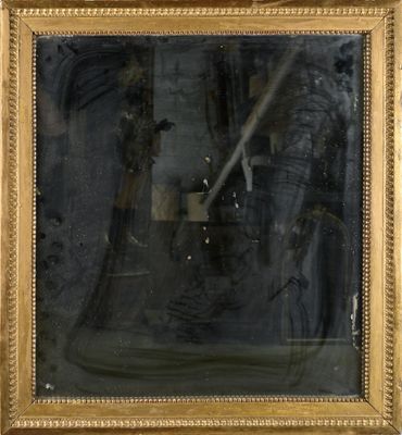 une vieille photo représentant un homme et une femme dans une pièce où se trouve un miroir
