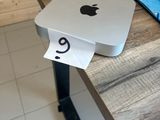 un ordinateur Apple posé sur un bureau en bois