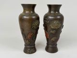 deux vases posés sur une surface blanche