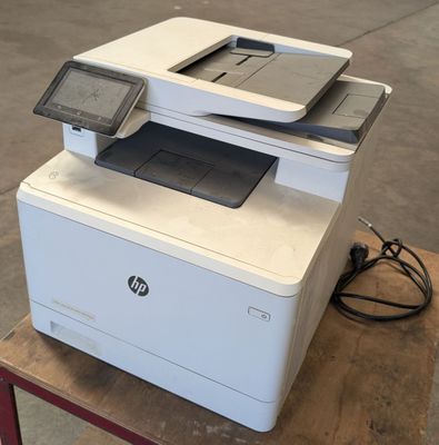une imprimante posée sur une table