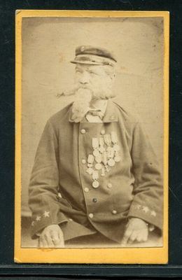une vieille photo en noir et blanc d'un homme barbu et moustachu