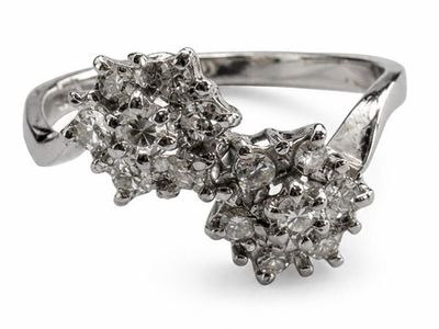 une image montrant un gros plan d'une bague en diamant sur fond blanc