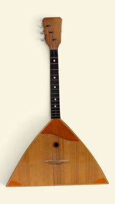 un gros plan d'un instrument en bois posé sur une surface blanche