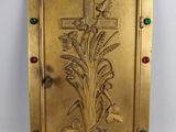 plaque en métal doré ornée d'une croix et de fleurs