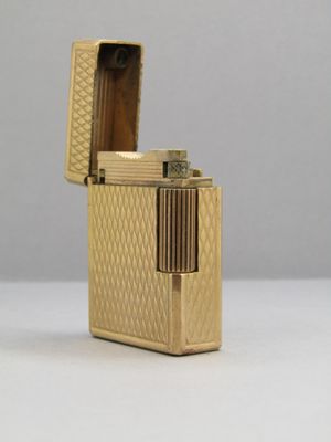 un briquet en or posé sur une table