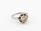 gros plan d'une bague en diamant sur une surface blanche