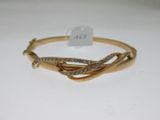 Gros plan sur un bracelet en or orné de diamants