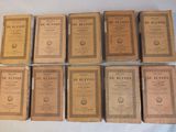 six livres sont empilés sur une table