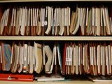 une bibliothèque remplie de nombreux livres et documents