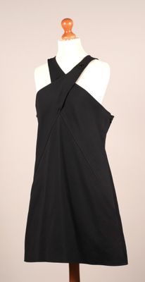 le dos d'une robe sur un mannequin mannequin mannequin mannequin mannequin mannequin mannequin mannequin mann