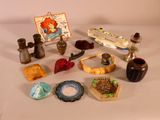 un grand nombre d'objets posés sur une table