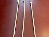 deux paires de baguettes posées sur une table, à côté d'une paire de ciseaux