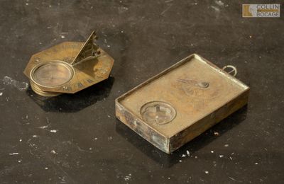deux objets métalliques posés sur une table