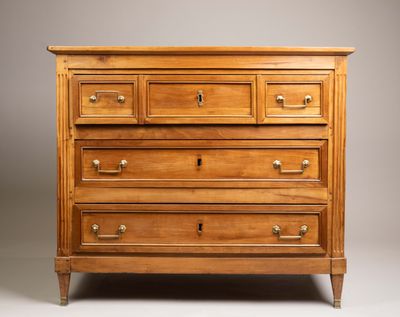 une commode en bois comportant quatre tiroirs de chaque côté