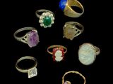 un ensemble de sept bagues ornées de pierres de différentes couleurs