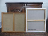trois photos encadrées posées sur une table à côté d'une commode