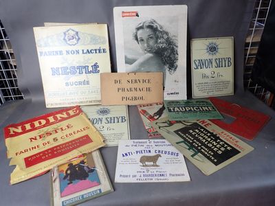 Plusieurs livres sont posés sur une table recouverte d'une nappe bleue.