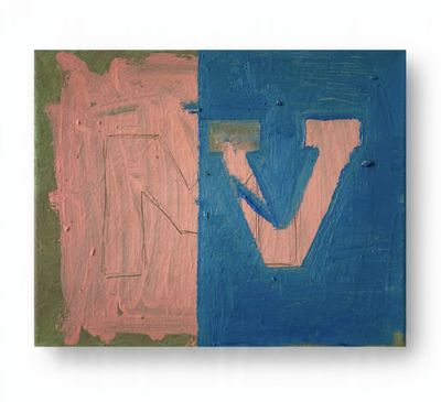 une peinture abstraite représentant un bloc rose et bleu sur lequel est peinte la lettre « v »