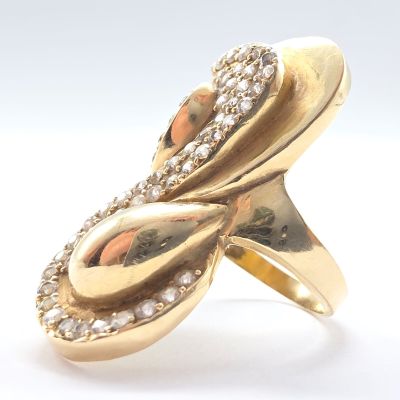 une image d'une bague en or et diamants sur fond blanc