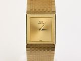 une image d'un gros plan d'une montre-bracelet sur une surface blanche