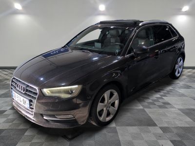 une image d'une audi suv noire garée dans un garage