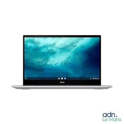 l'image d'un ordinateur portable posé sur une surface blanche