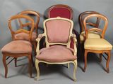 quatre chaises sont alignées sur un fond gris