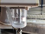 une machine posée sur une table