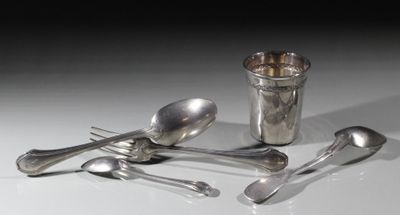 des cuillères en argent et des cuillères posées sur une table