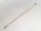 une image d'un collier en or sur fond blanc