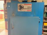 une machine bleue qui se trouve à l'intérieur d'un bâtiment