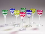 six verres à vin alignés sur une table