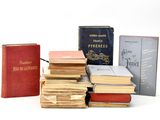 plusieurs livres sont empilés sur une surface blanche