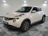 le suv nissan juke blanc est garé sur un sol en damier