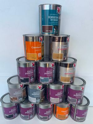 plusieurs pots de peinture sont empilés les uns sur les autres