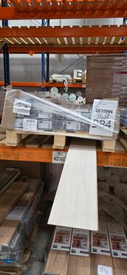 beaucoup de caisses en bois sur les étagères du magasin