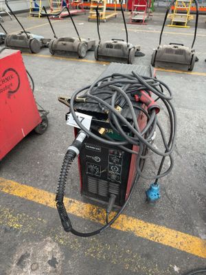 beaucoup de câbles et de matériel sur le parking