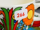 une tasse à café sur laquelle est collé un autocollant, posée sur une soucoupe