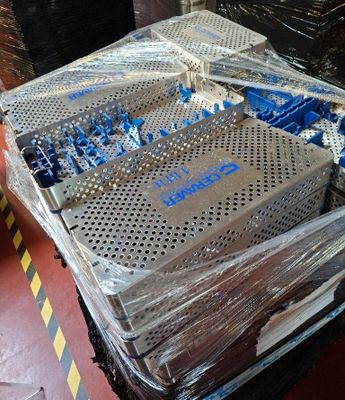 une pile de boîtes emballées dans du plastique