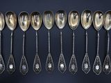 un service de six cuillères en argent ornées de motifs élaborés