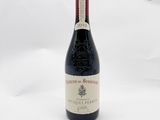une bouteille de vin posée sur une table