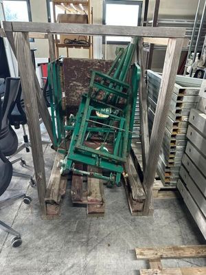 une pile de chaises et une table dans une pièce