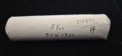 un gros plan d'un rouleau de papier posé sur une surface noire