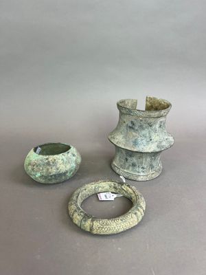 trois pièces de poterie posées sur une table