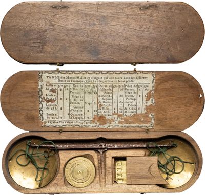 une vieille boîte en bois contenant une horloge
